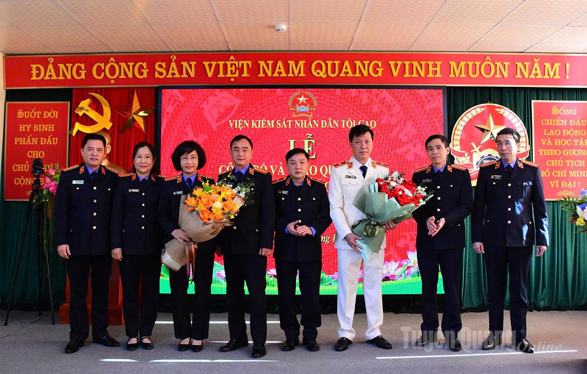 Lãnh đạo Viện Kiểm sát nhân dân tỉnh Tuyên Quang chúc mừng 2 tân Viện trưởng.