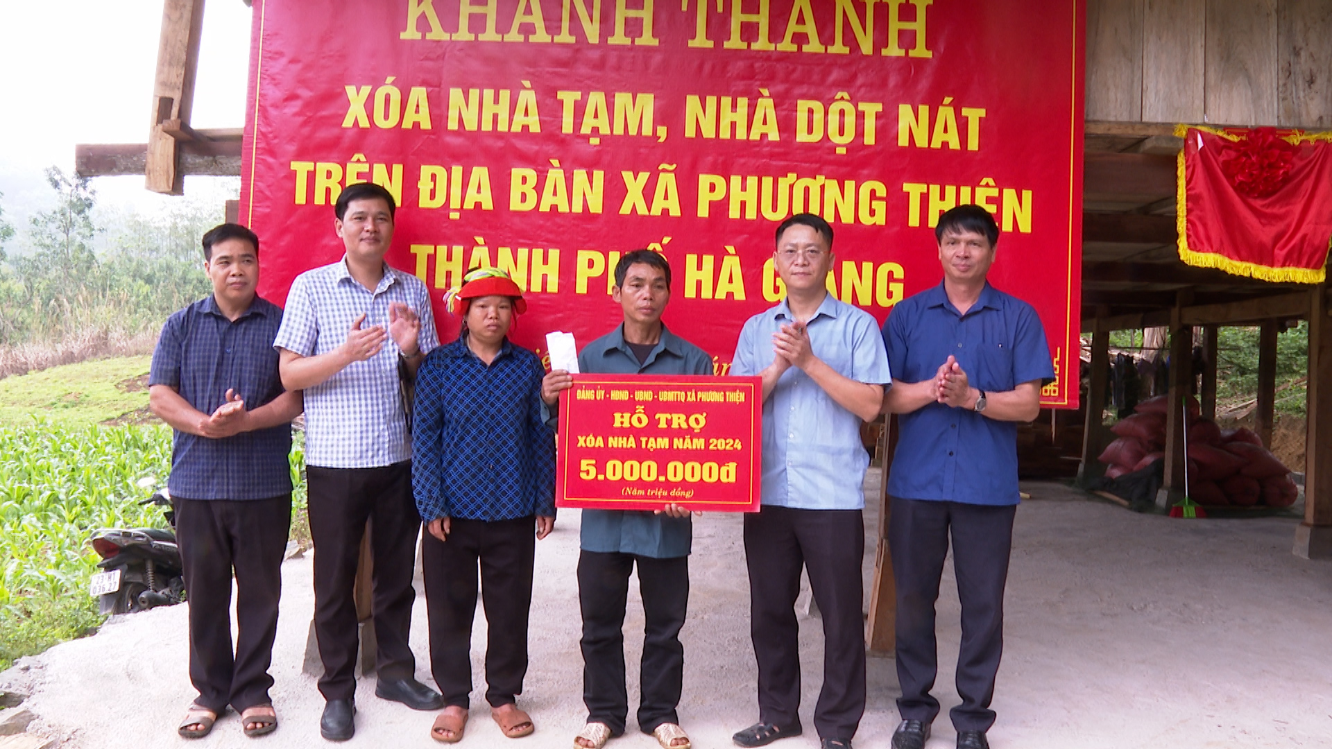 Lãnh đạo xã Phương Thiện trao hỗ trợ cho gia đình xóa nhà tạm, nhà dột nát