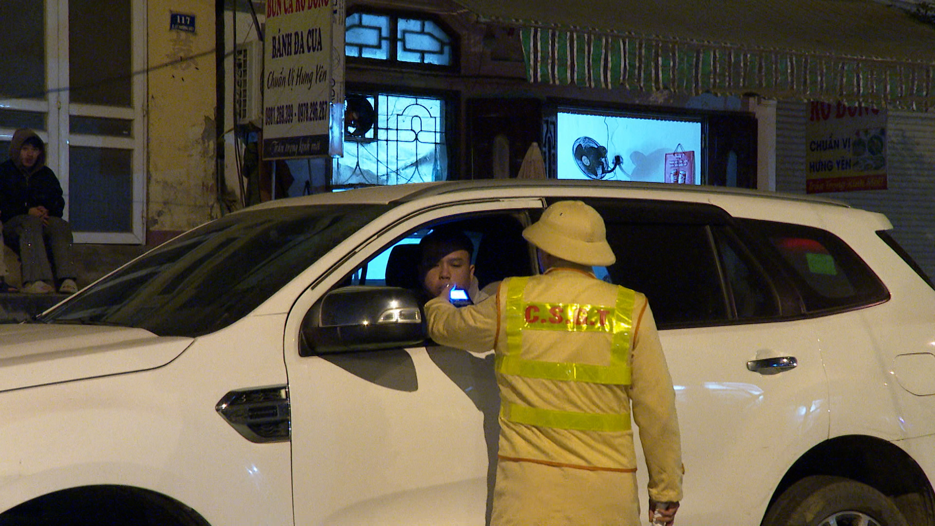 Lực lượng CSGT công an thành phố kiểm tra nồng độ cồn