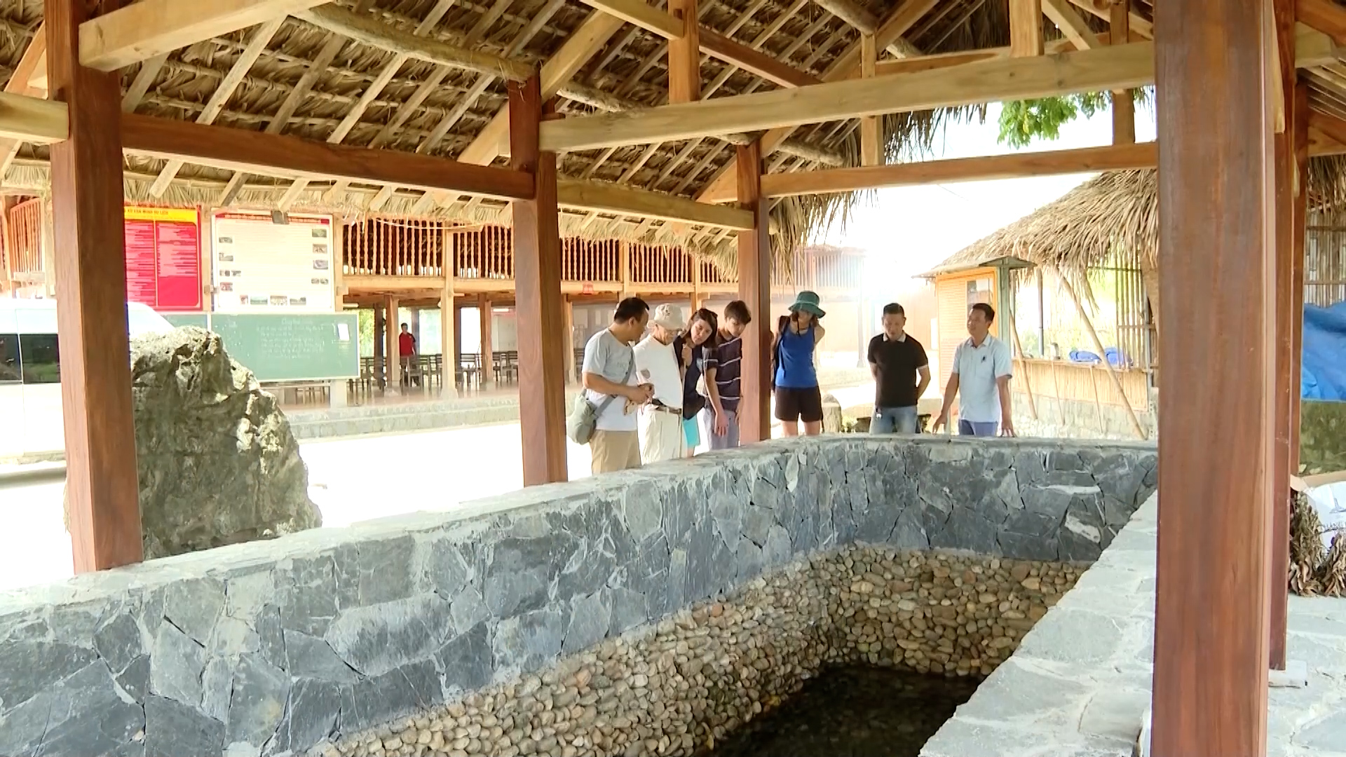 Lượng khách du lịch nước ngoài đến với các Làng văn hóa du lịch đông