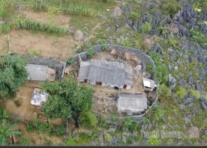 Một ngôi nhà của đồng bào Mông trên Cao nguyên đá được người dân xếp đá xung quanh một cách vững chãi.