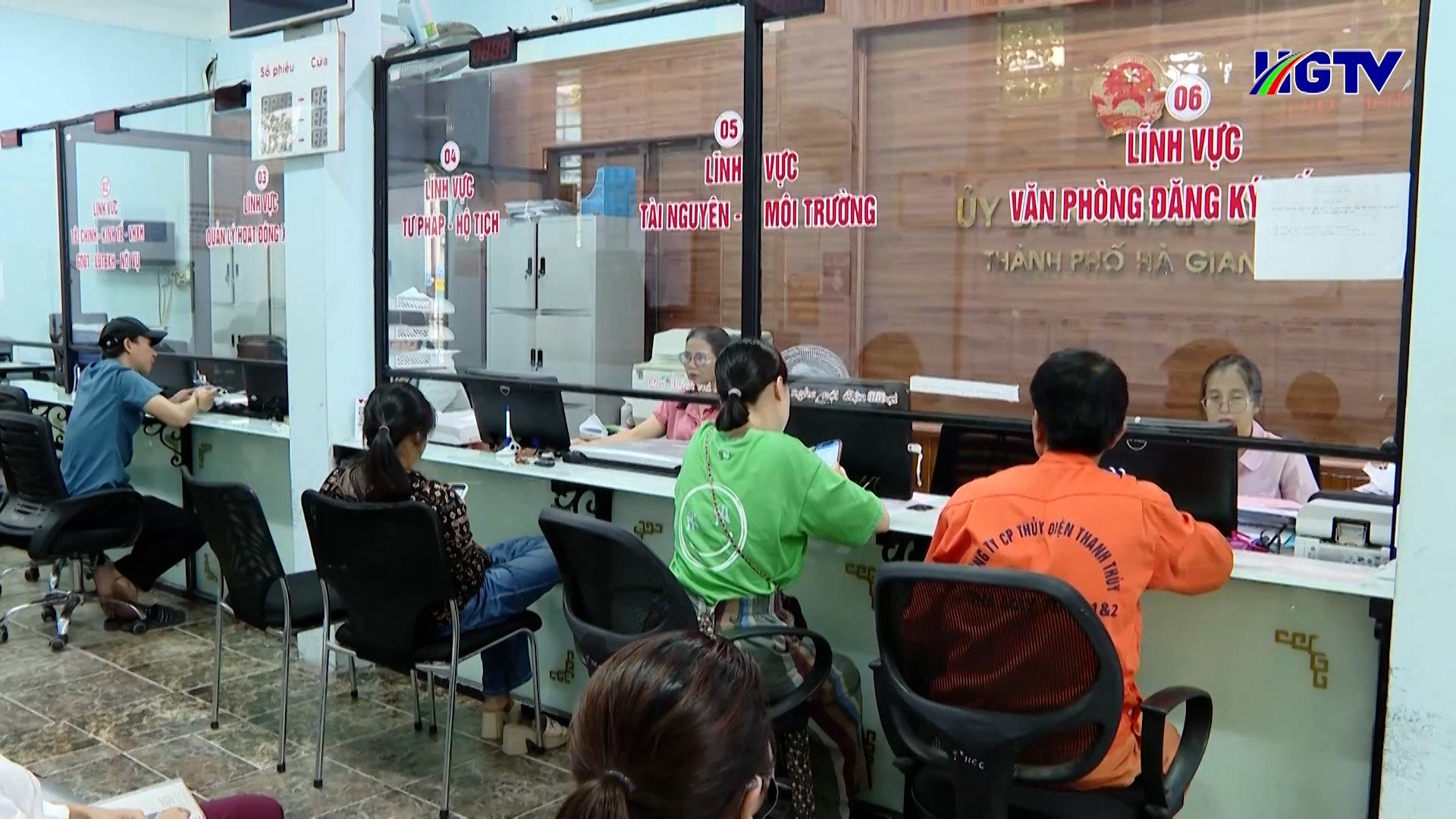 Người dân đến giao dịch tại Bộ phận Một cửa thành phố