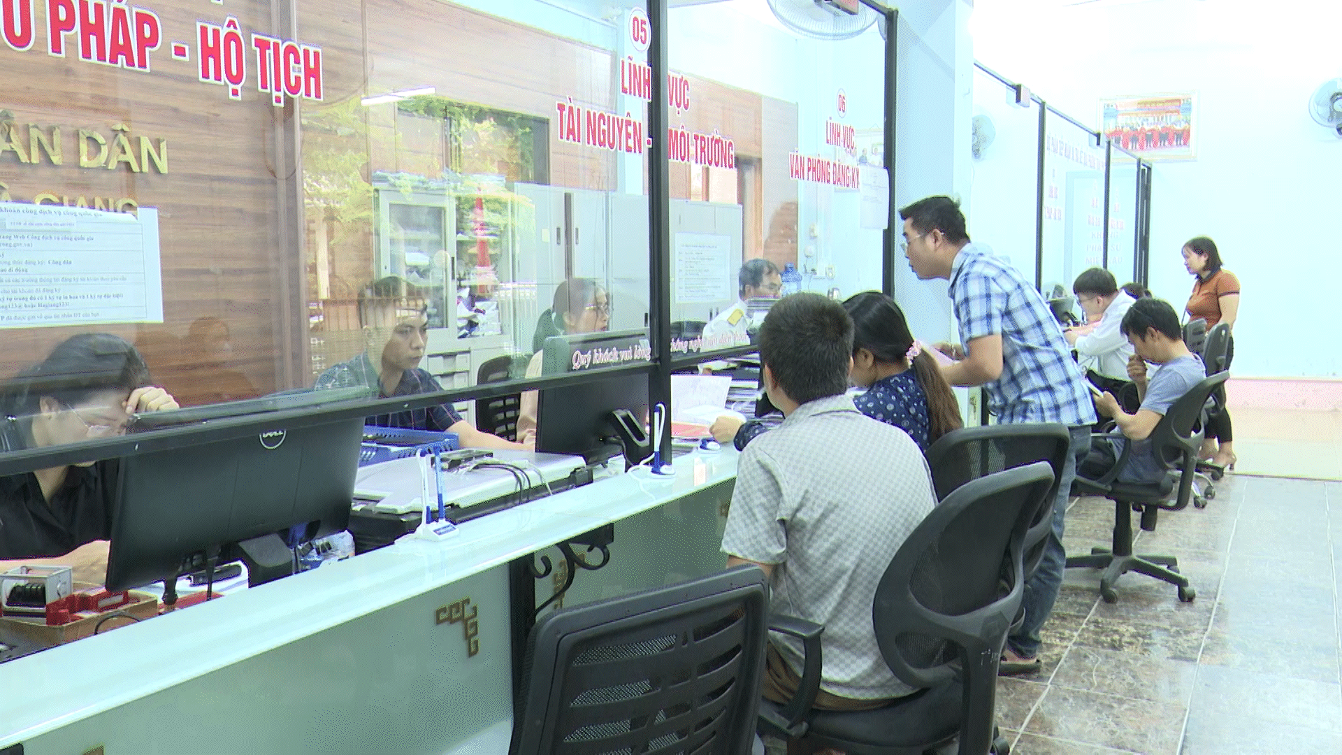 Người dân được hướng dẫn tận tình khi đến giao dịch tại Bộ phận Một cửa
