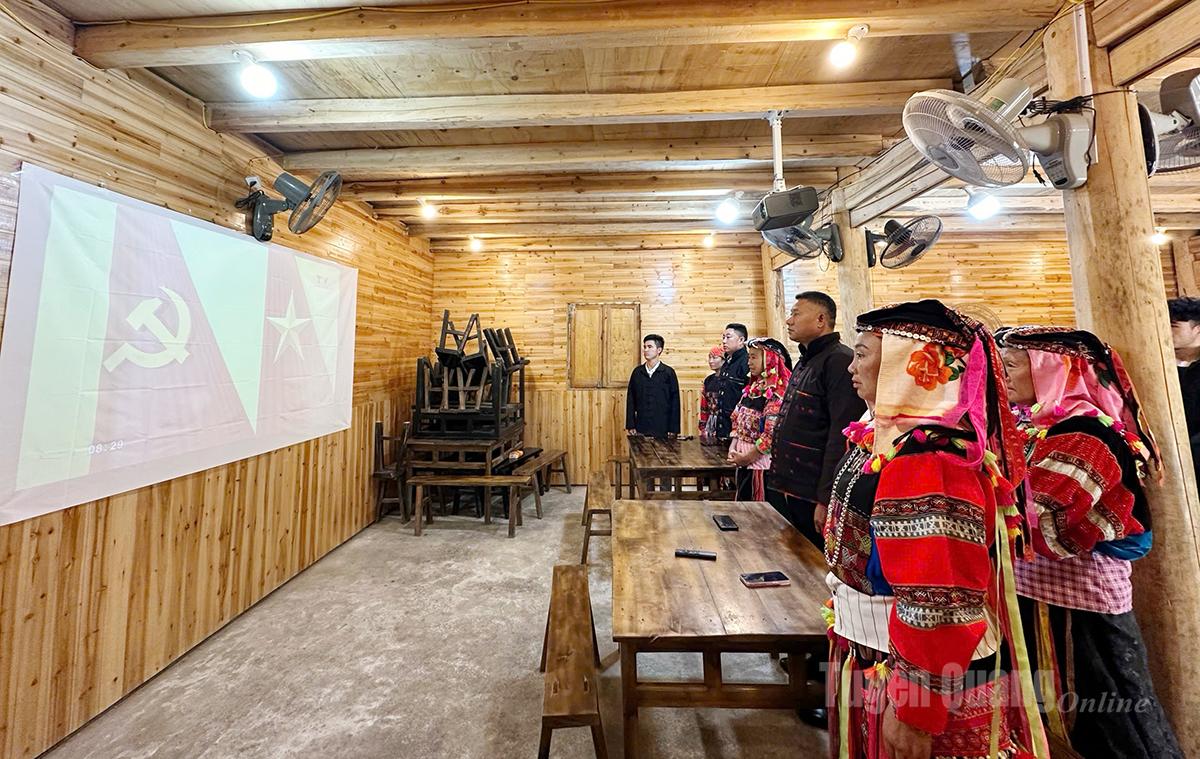 Người dân Lô Lô Chải, xã Lũng Cú thực hiện Lễ Chào cờ. Ảnh: My Ly