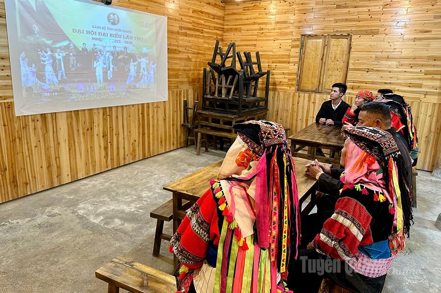 Người dân thôn Lô Lô Chải, xã Lũng Cú tập trung theo dõi Đại hội tại nhà Trưởng thôn. Ảnh: My Ly