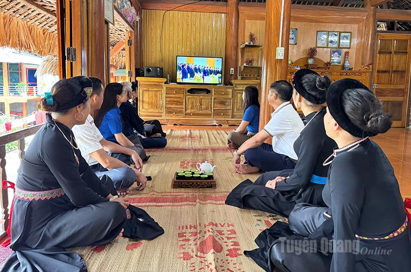 Người dân thôn Tân Lập, xã Tân Trào theo dõi Đại hội đại biểu Đảng bộ tỉnh lần thứ I. Ảnh: Lan Phương