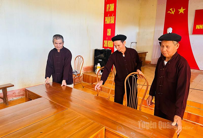 Người dân tổ dân phố 5, phường Bình Thuận kê dọn bàn ghế tại nhà văn hoá chuẩn bị xem trực tiếp Đại hội. Ảnh: Hải Hương.