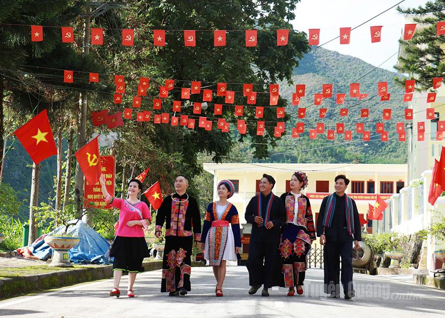 Nhân dân xã Mèo Vạc hân hoan, tin tưởng vào Đại hội đại biểu Đảng bộ tỉnh Tuyên Quang. Ảnh: Diệu Kế