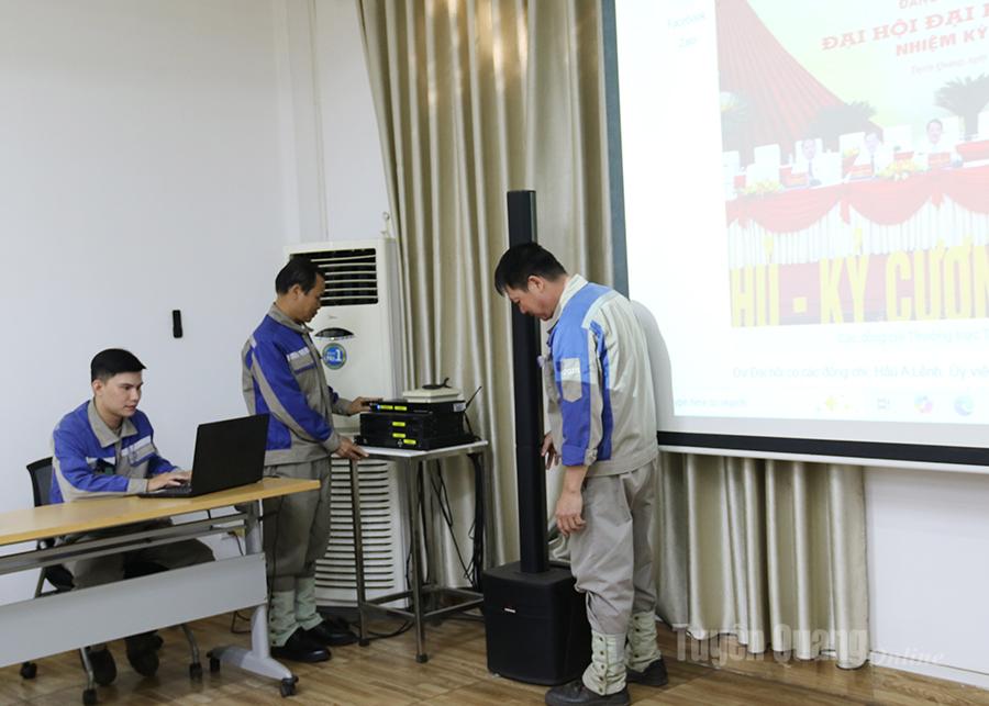 Nhân viên Công ty Gang thép Tuyên Quang chuẩn bị màn chiếu để xem truyền hình trực tiếp Đại hội đại biểu Đảng bộ tỉnh.
