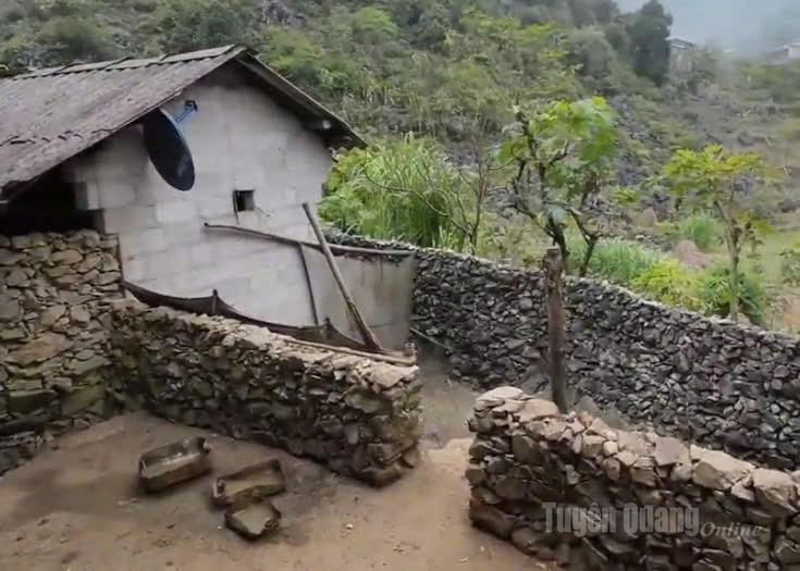 Những bức tường đá bao quanh ngôi nhà được người dân xếp một cách vững chắc.