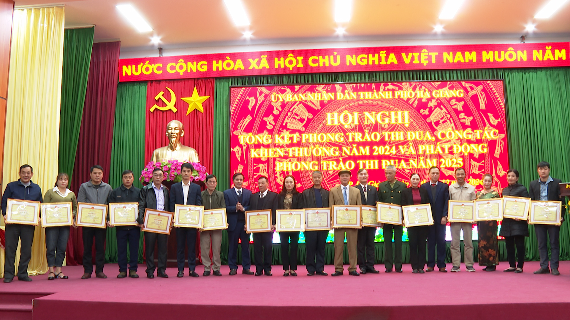 ong Phạm Bá Gia nhận khen thưởng