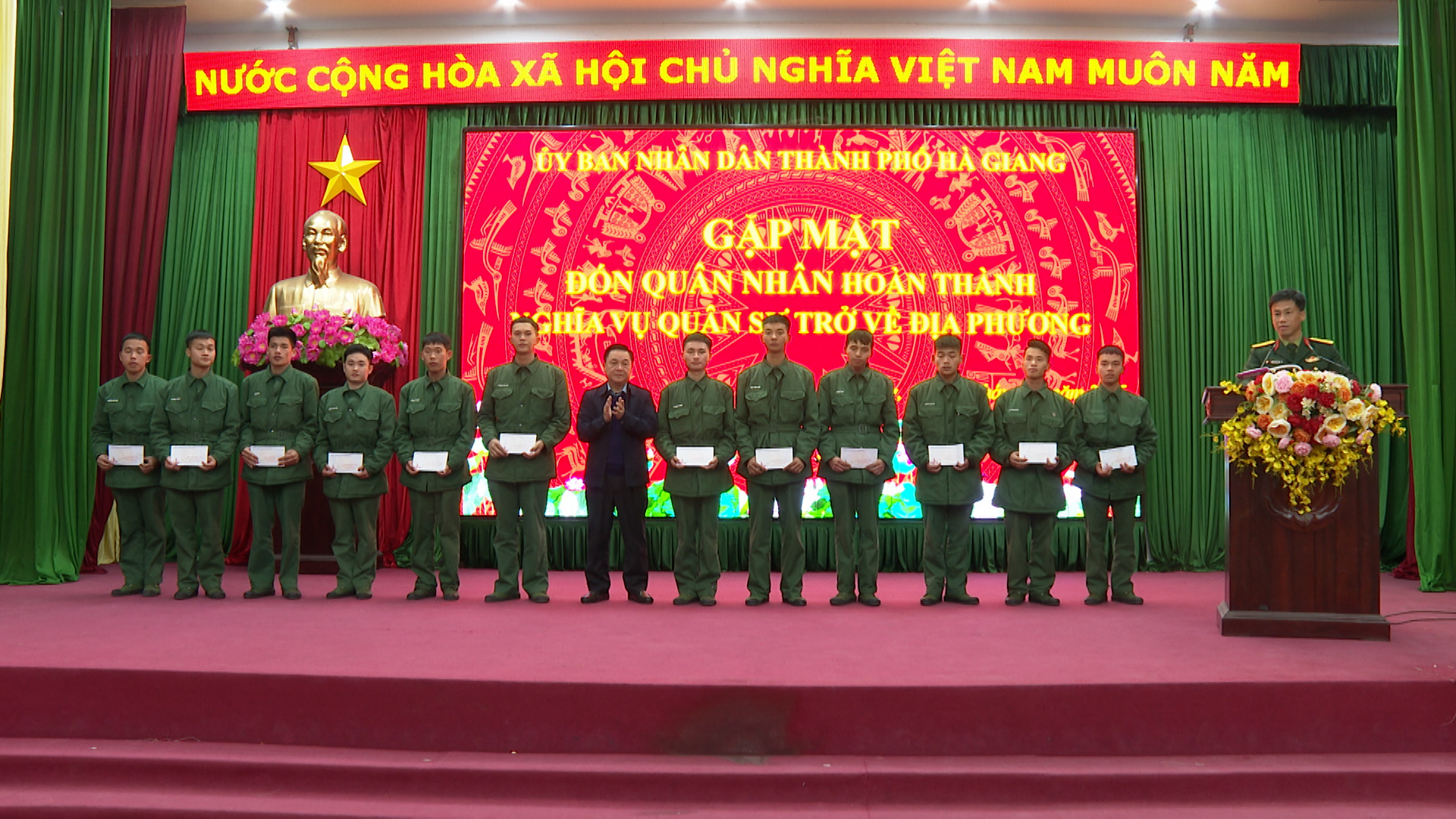 Phó Bí thư Thường trực Thành ủy trao quà cho các quân nhân