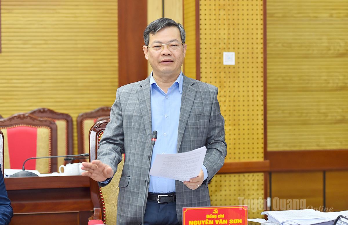 Phó Bí thư Tỉnh ủy, Chủ tịch HĐND tỉnh Nguyễn Văn Sơn phát biểu tại cuộc họp.