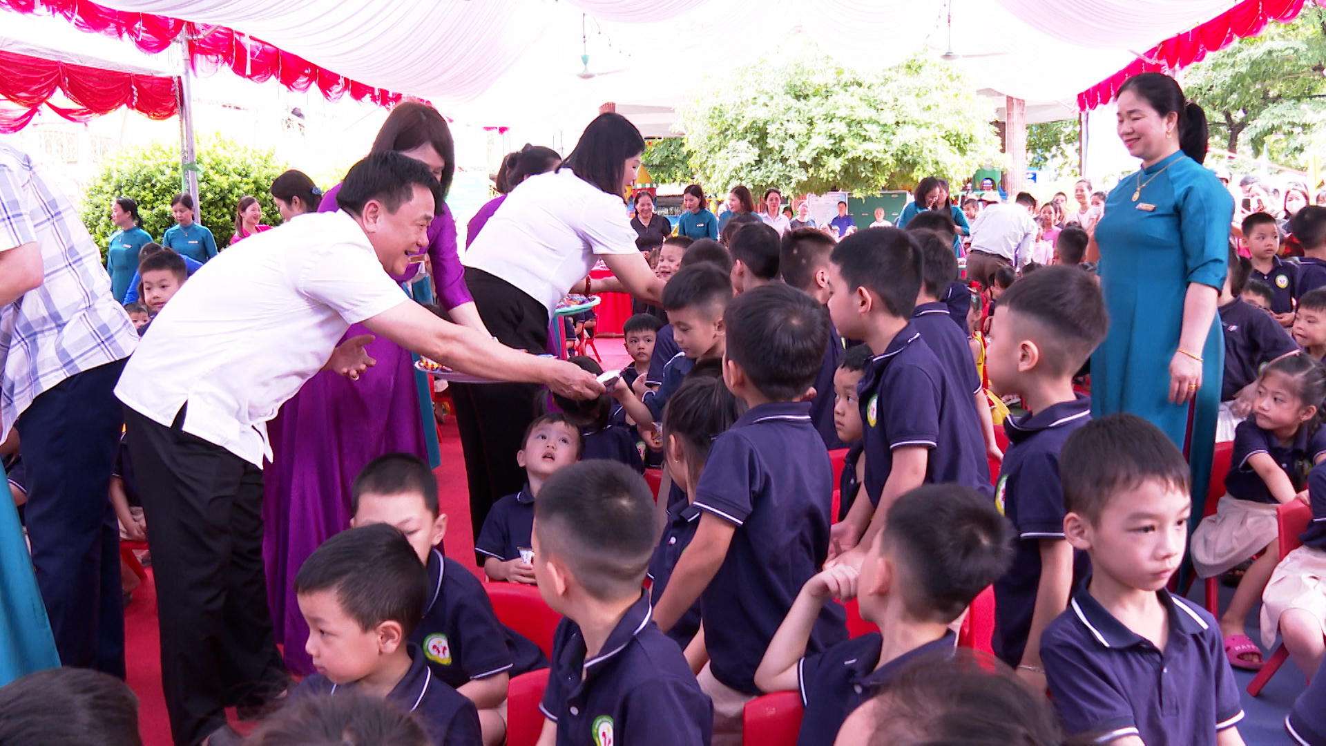 Phó Bí Thường trực vui Tết thiếu nhi cùng các cháu học sinh