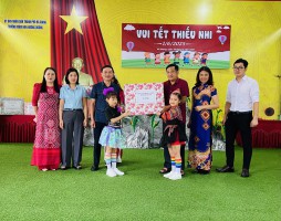 Phó Chủ tịch Thường trực HĐND tỉnh Hầu Minh Lợi dự và tặng quà Tết Thiếu nhi trường mầm non Hướng Dương