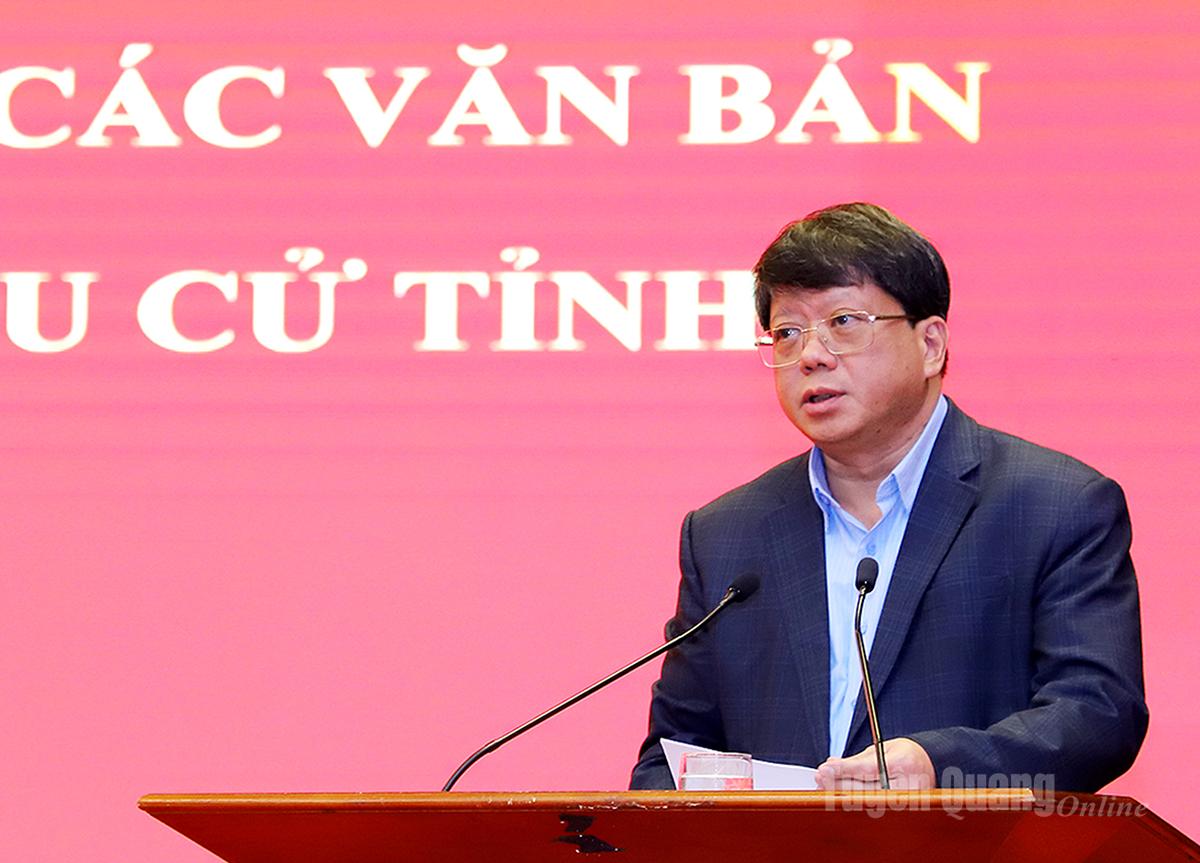 Phó Chủ tịch Thường trực Ủy ban MTTQ tỉnh Hà Trung Kiên quán triệt các văn bản tại hội nghị