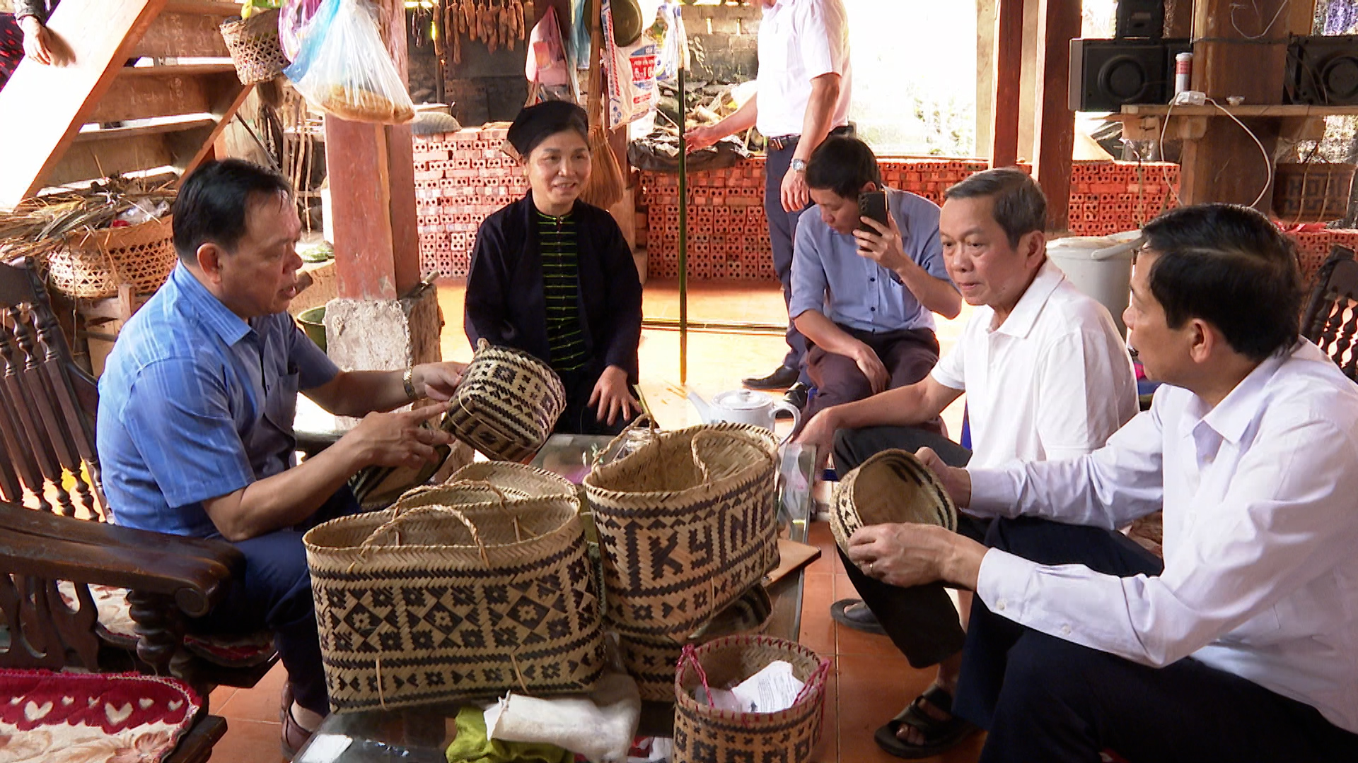 Phó Chủ tịch UBND thăm hộ gia đình làm đồ lưu niệm