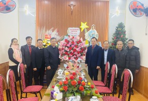 Phó chủ tịch UBND thành phố Trần Song Hà thăm tặng quà giáo xứ Thánh Tâm nhân dịp Lễ Giáng sinh