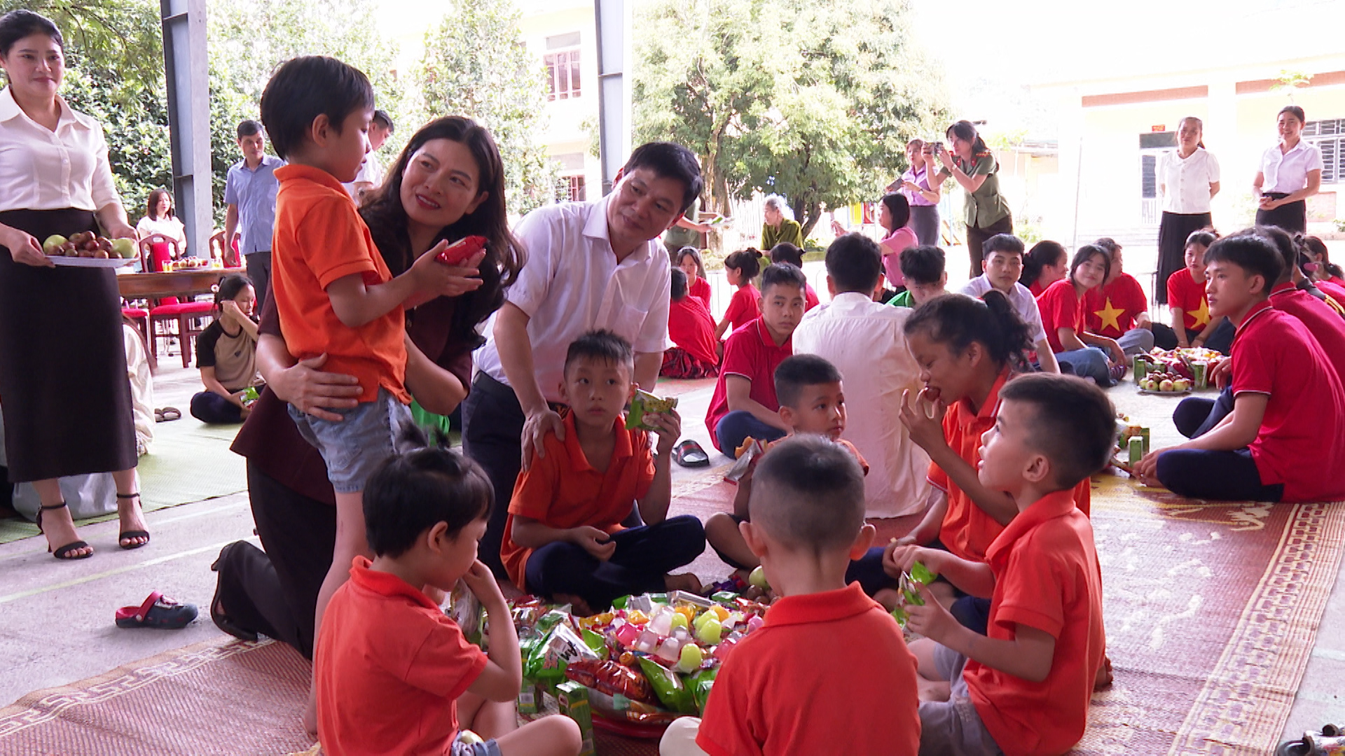 Phó Chủ tịch UBND tỉnh chung vui cùng các cháu