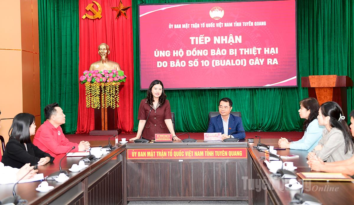 Phó Chủ tịch UBND tỉnh Vương Ngọc Hà, Phó Trưởng Ban vận động cứu trợ tỉnh phát biểu tại lễ tiếp nhận.