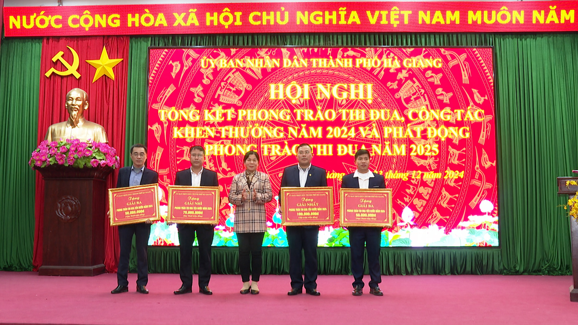 Phường Minh Khai vinh dự được đồng chí bí thư Thành Ủy Chúng Thị Chiên trao tặng giải Nhì trong thực hiện các phong trào thi đua năm 2024