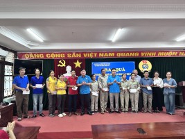 Tặng quà đoàn viên khó khăn nhân tháng công nhân năm 2025 .