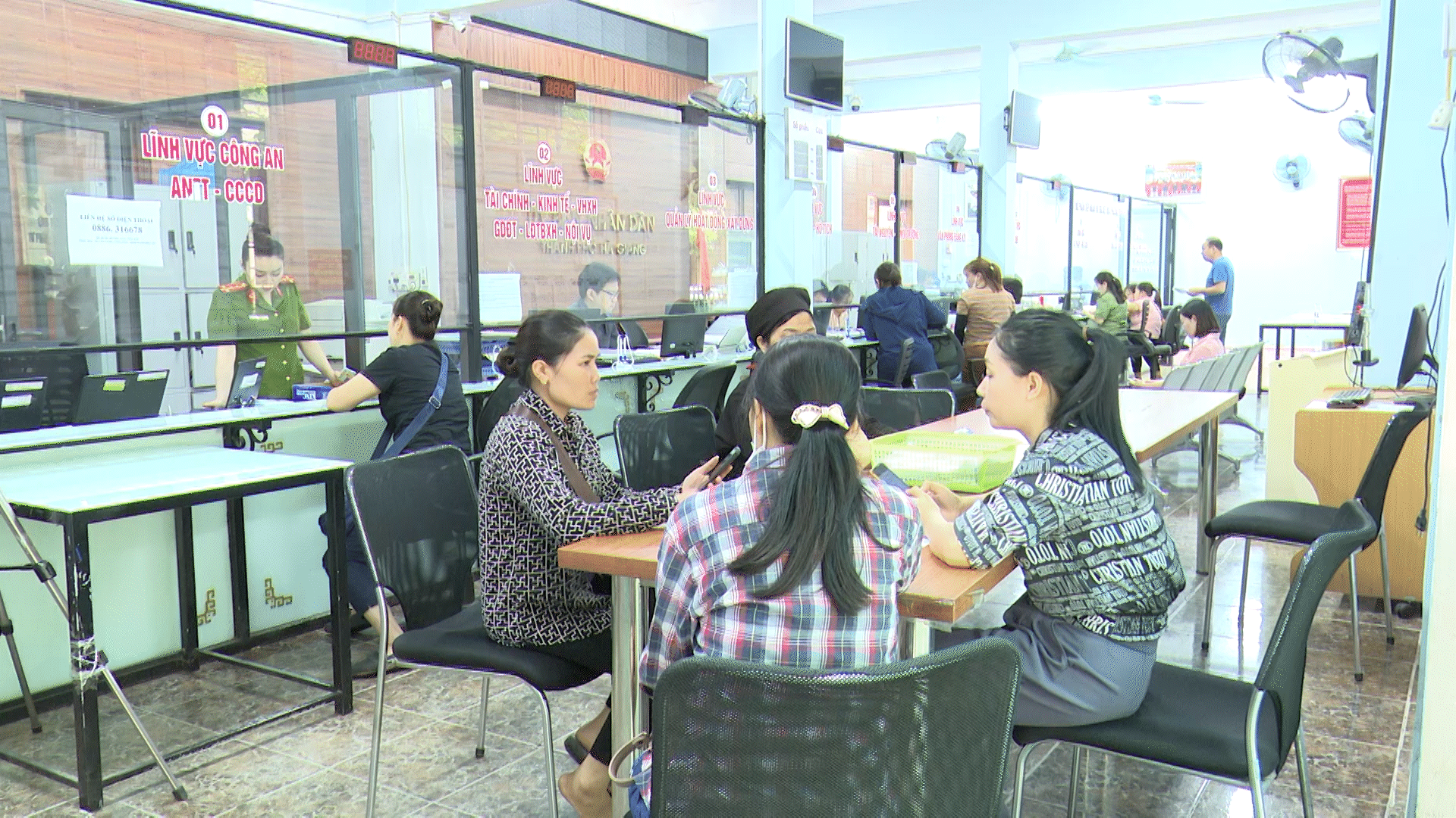 Tạo điều kiện thuận lợi nhất cho người dân đến giao dịch