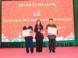 Thành ủy Hà Giang tổ chức trao Huy hiệu Đảng đợt 7/11/2024