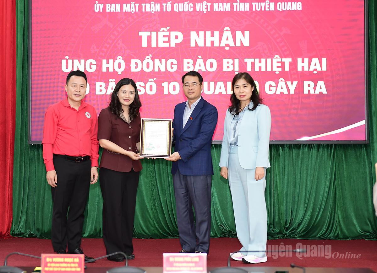 Thay mặt Đảng bộ, chính quyền, nhân dân trong tỉnh, Phó Chủ tịch UBND tỉnh Vương Ngọc Hà trao thư cảm ơn Liên Đoàn dầu khí Vietsopetro.