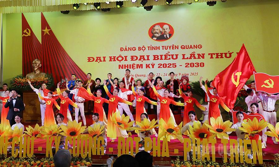 Tiết mục văn nghệ chào mừng Đại hội.