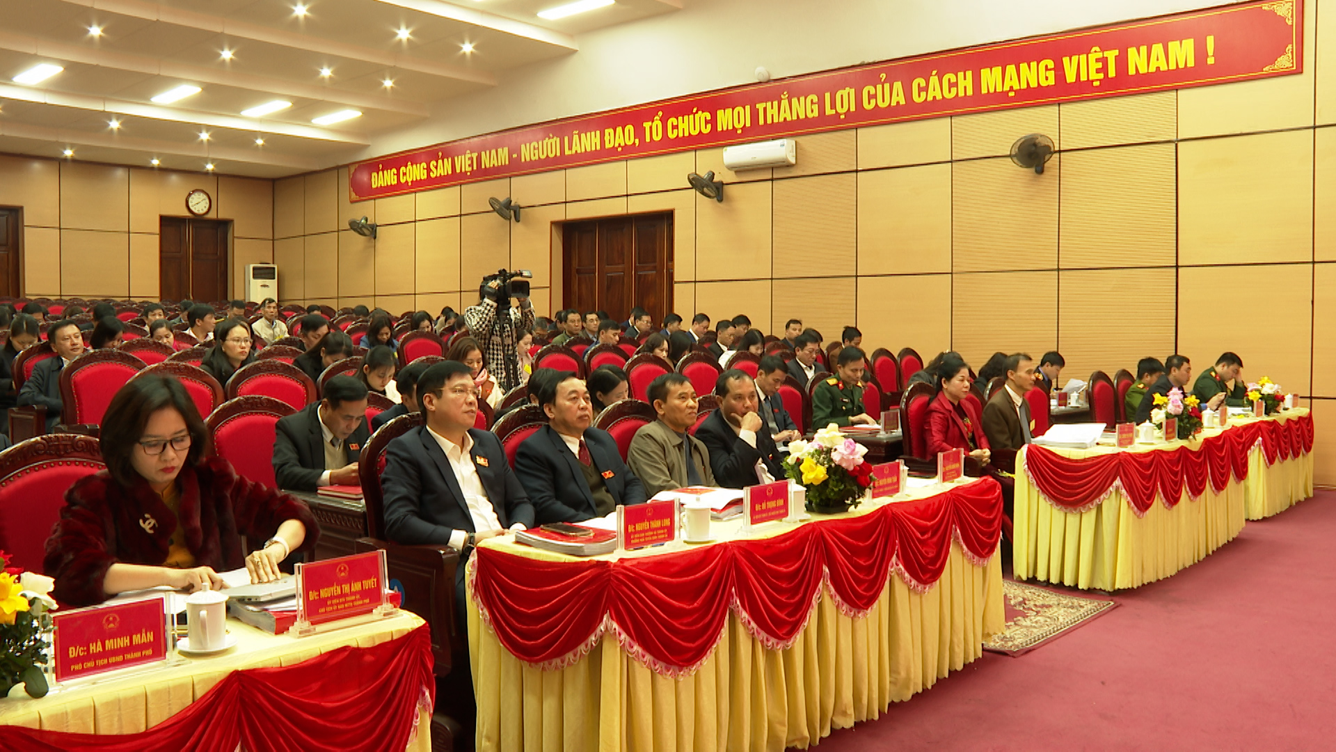 cac dai bieu du ky hop