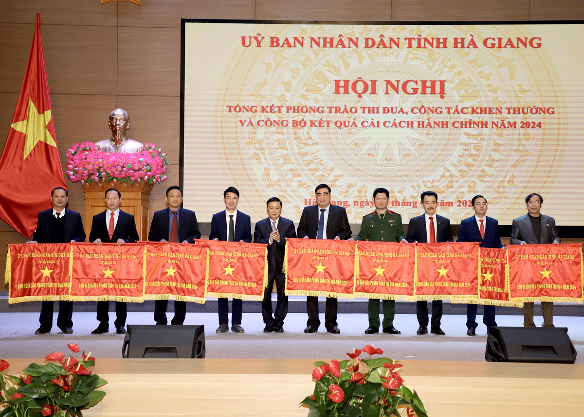 Trưởng ban Tổ chức Tỉnh ủy Nguyễn Minh Tiến trao Cờ thi đua của UBND tỉnh cho các tập thể