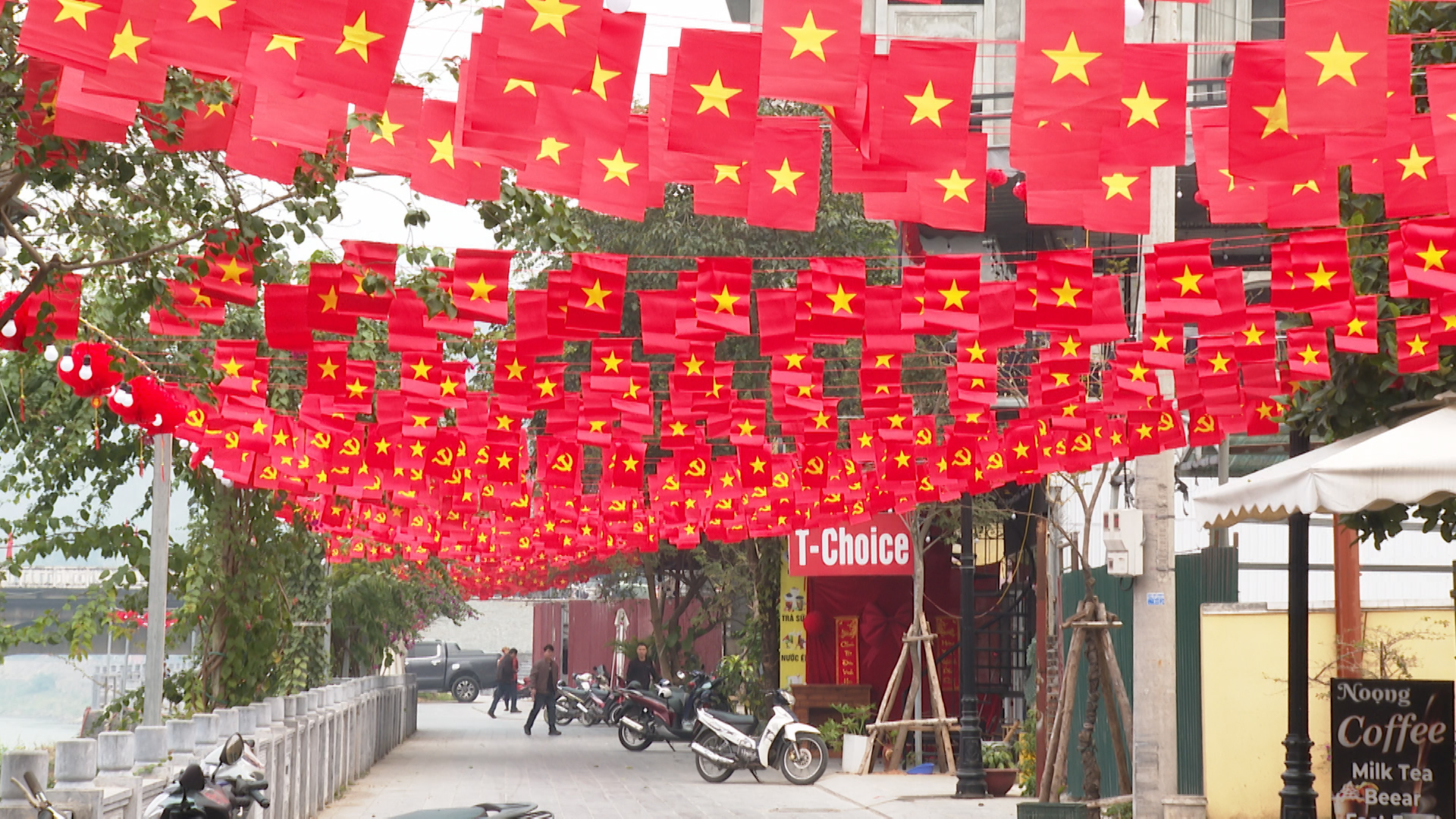 Tuyến đường bờ sông được trang trí rực rỡ