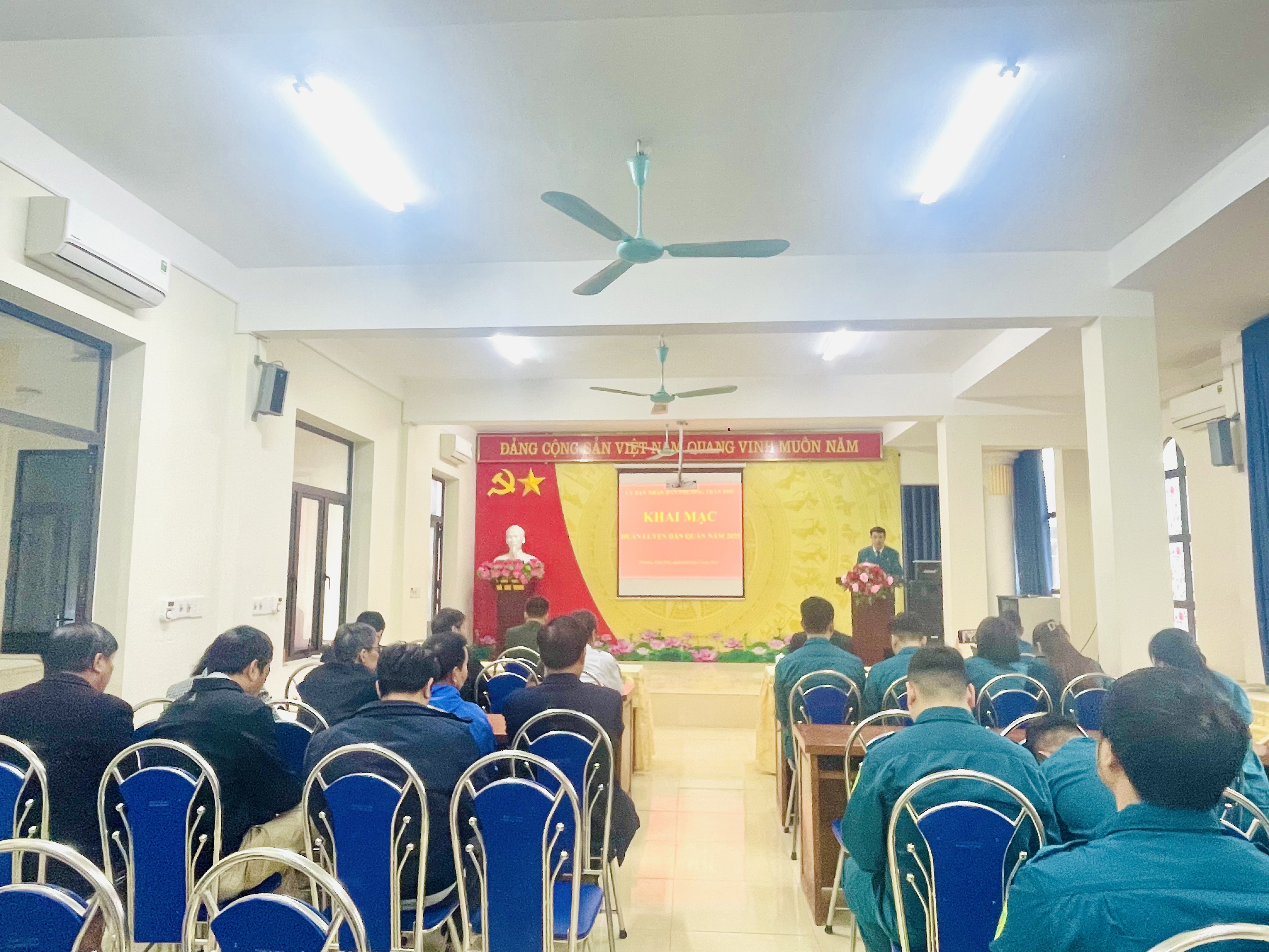 Phường Trần Phú khai mạc huấn luyện Dân quân năm 2025