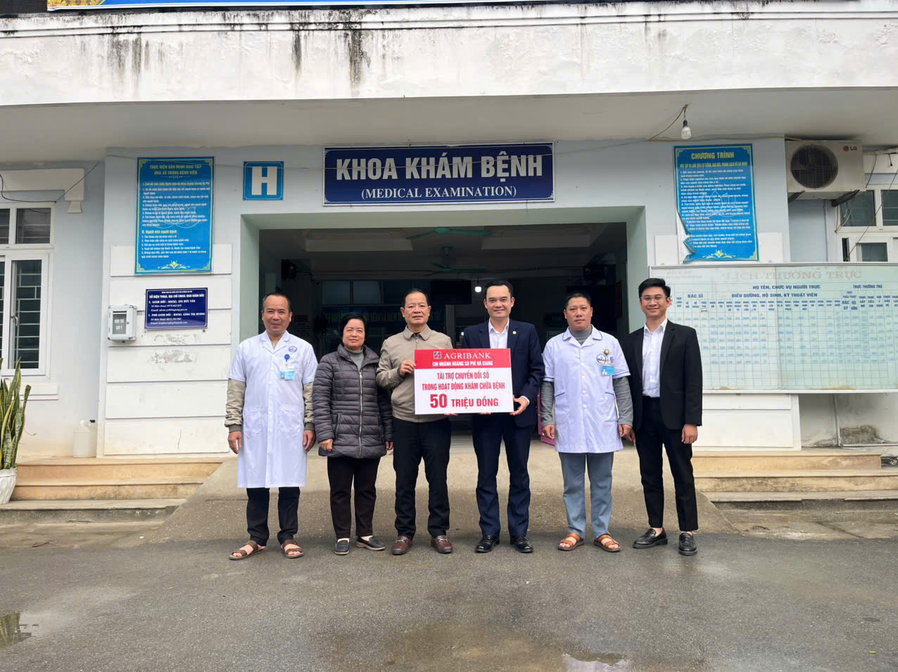 Agribank chi nhánh Hoàng Su Phì hỗ trợ 50 triệu đồng trong hoạt động khám chữa bệnh