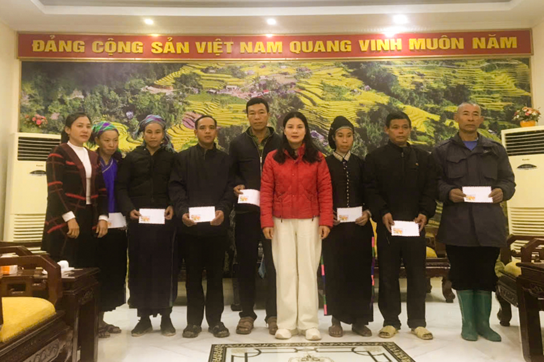 Ủy ban MTTQ Việt Nam xã Hoàng Su Phì trao tiền hỗ trợ kinh phí chênh lệch về nhà ở từ 2 chương trình MTQG năm 2025, từ nguồn ủng hộ xóa nhà tạm, nhà dột nát cho các hộ nghèo, hộ cận nghèo