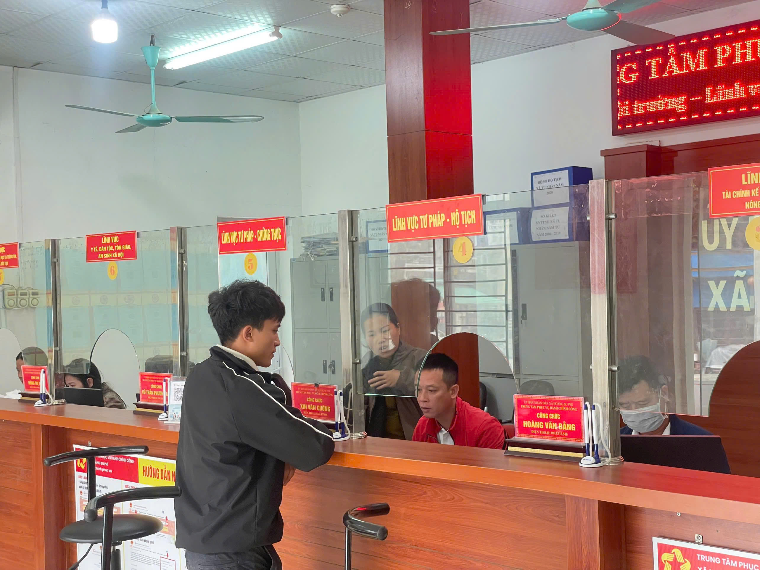 Xã Hoàng Su Phì đẩy mạnh hoạt động hướng dẫn công dân gửi hồ sơ trực tuyến trên Dịch vụ công