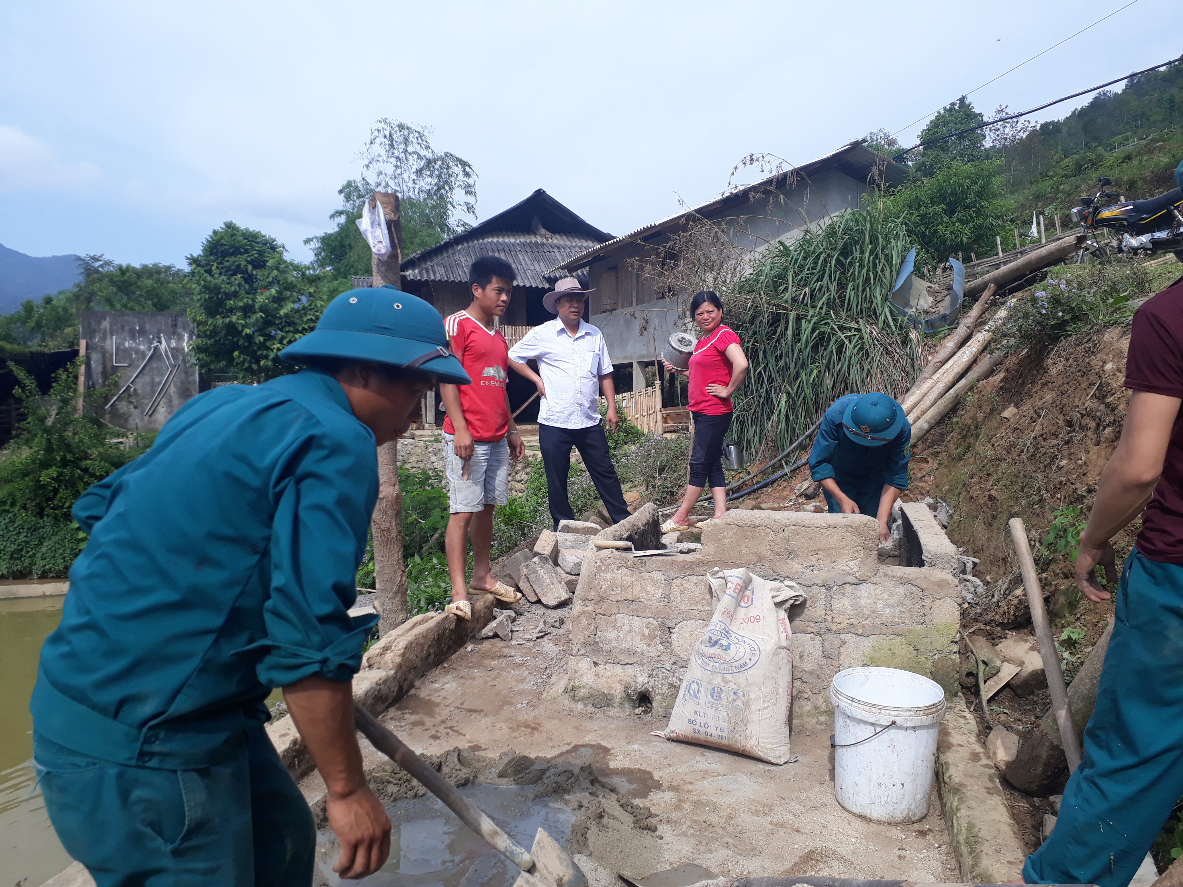 Đồng chí: Trương Công Định - Chủ tịch UBND xã kiểm tra mô hình xây dựng lò đốt rác