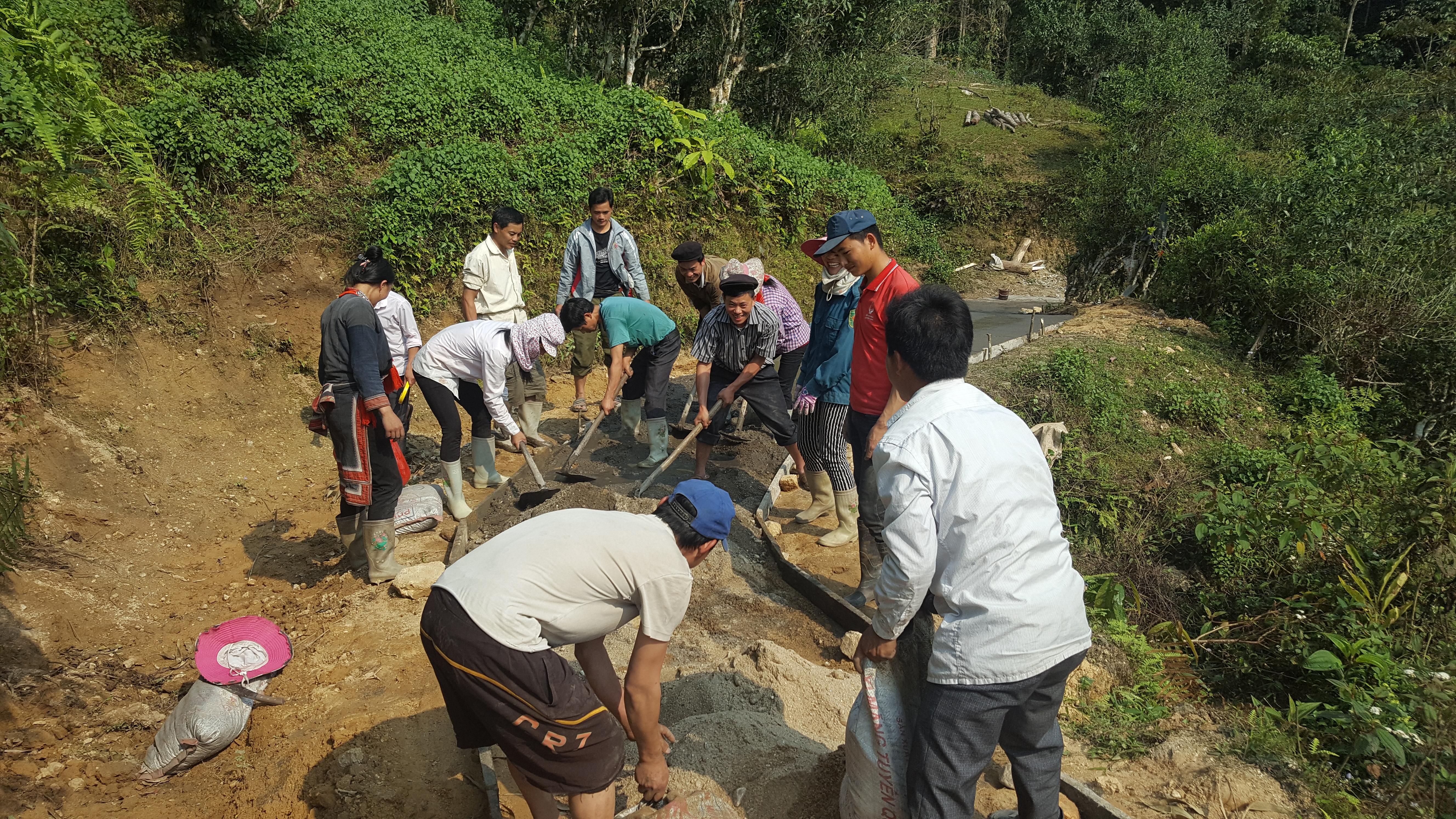 Thôn Quang Vinh xã Hồ Thầu Đổ đường xây dựng nông thôn mới