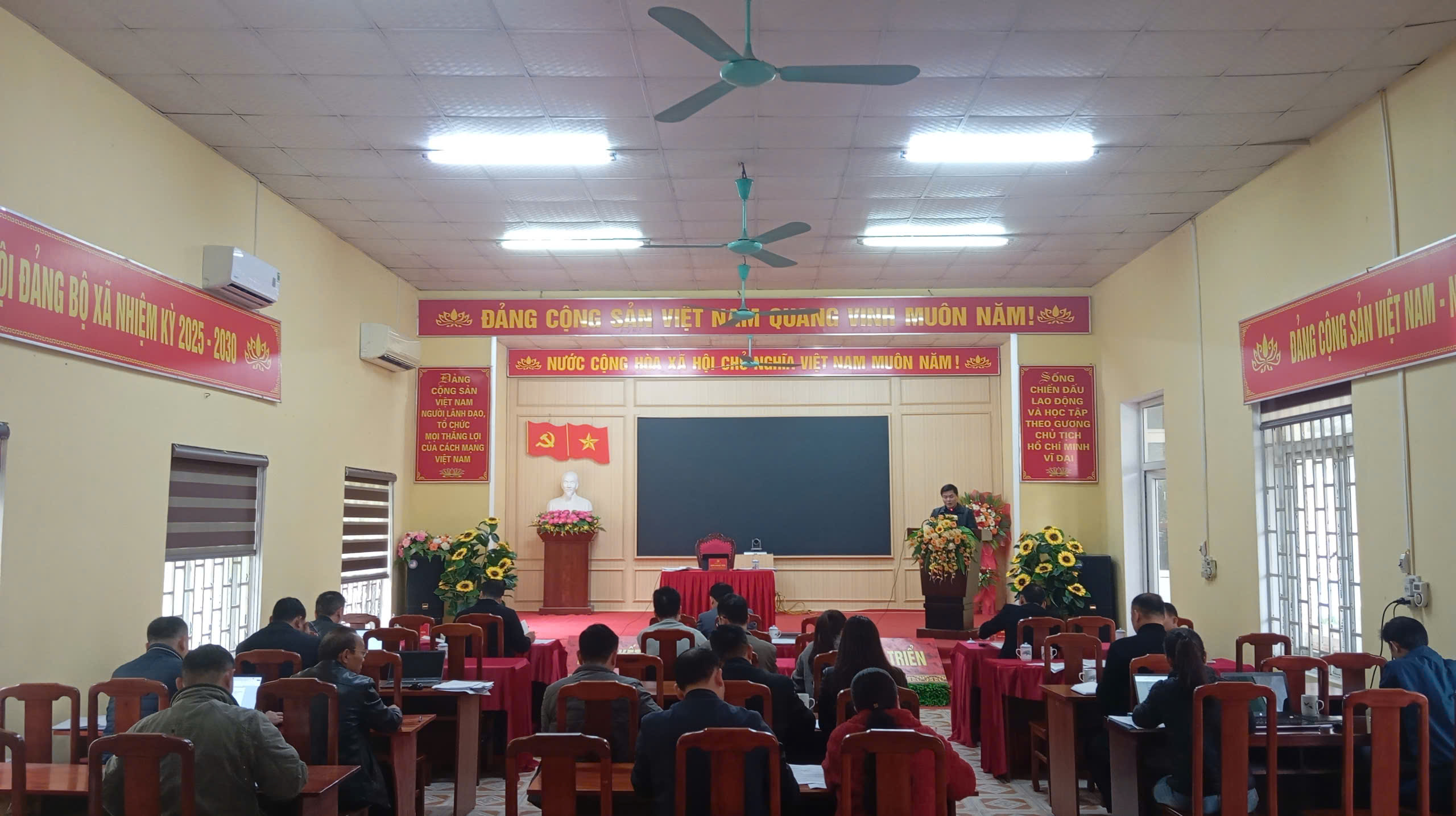 CHI BỘ UBND XÃ LAO CHẢI TỔ CHỨC HỘI NGHỊ ĐÁNH GIÁ, XẾP LOẠI CHẤT LƯỢNG ĐẢNG VIÊN, TỔ CHỨC ĐẢNG NĂM 2025