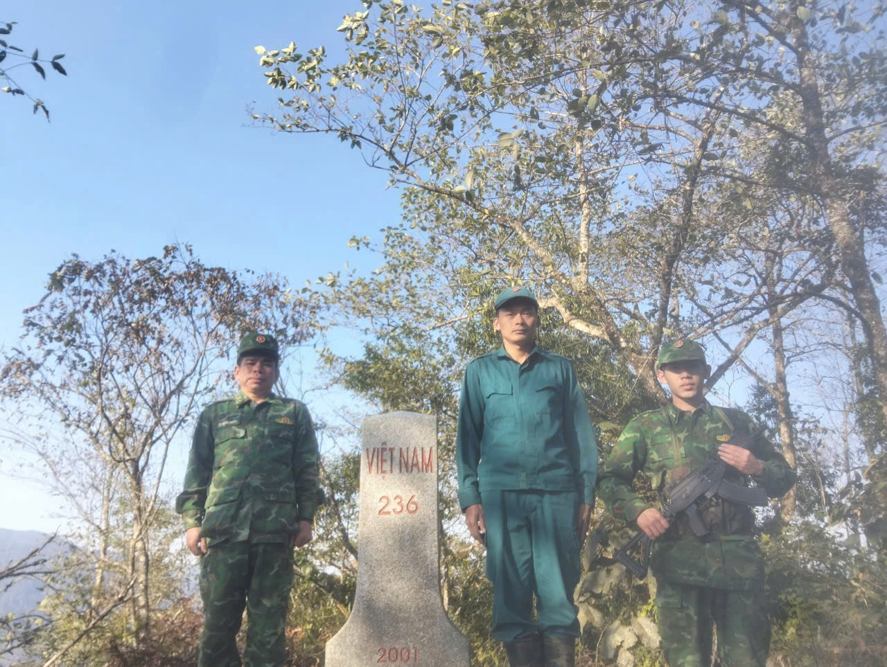 Dân quân xã Lao Chải tuần tra đường biên mốc giới