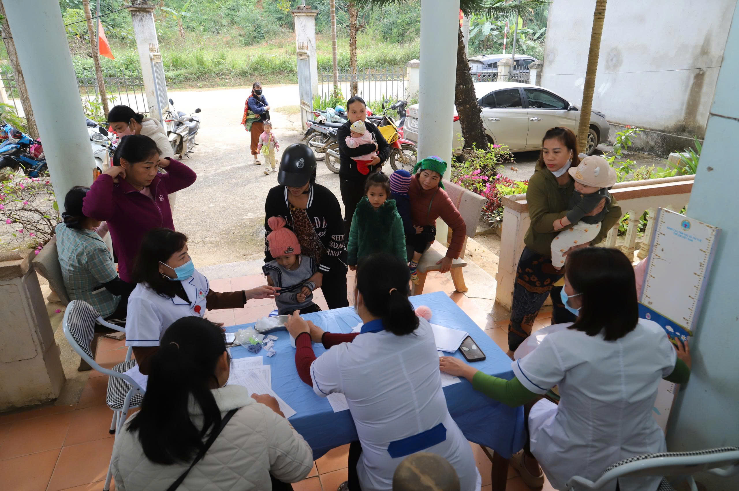 Trạm Y tế Liên Hiệp triển khai cho trẻ uống bổ sung Viatamin A