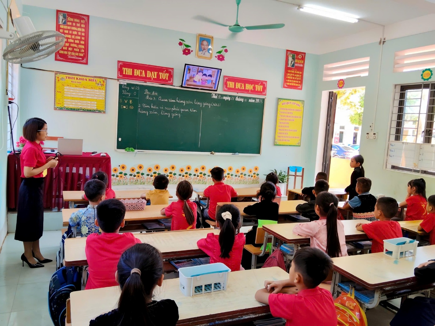 Một vài hình ảnh trong tiết học sinh hoạt chuyên môn