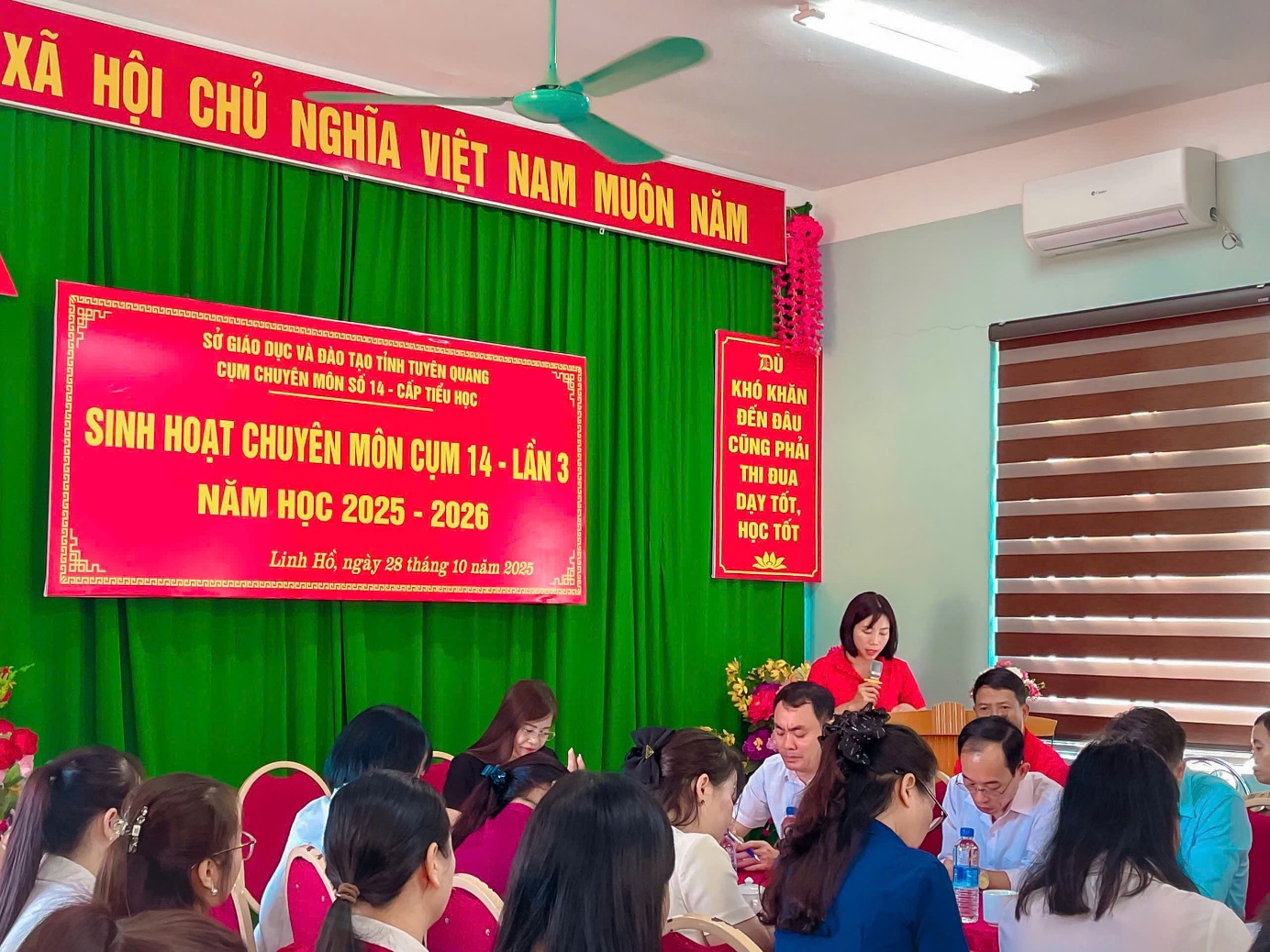 Đồng chí Lê Thị Hường -Hiệu trưởng nhà trường tuyên bố lý do, giới thiệu đại biểu, thành phần tham gia buổi sinh hoạt chuyên môn