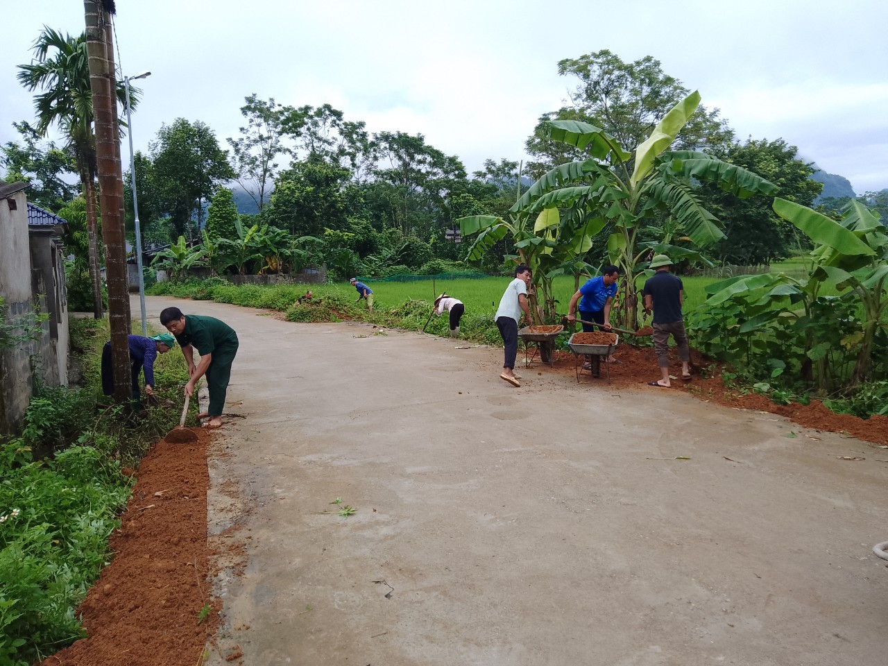 Chi hội CCB thôn Nà Diềm đắp lề đường bê tông, xây dựng NTM nâng cao