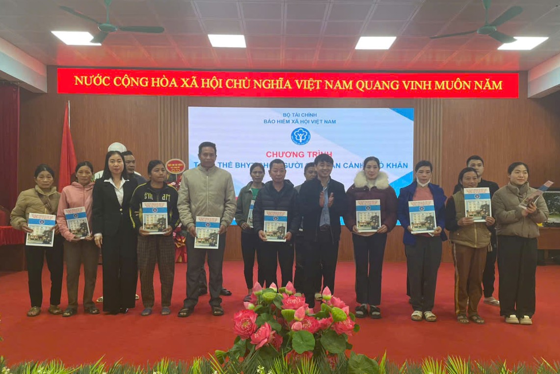 Chương trình “Tặng thẻ BHYT cho người dân có hoàn cảnh khó khăn, bị thiệt hại do bão lũ”