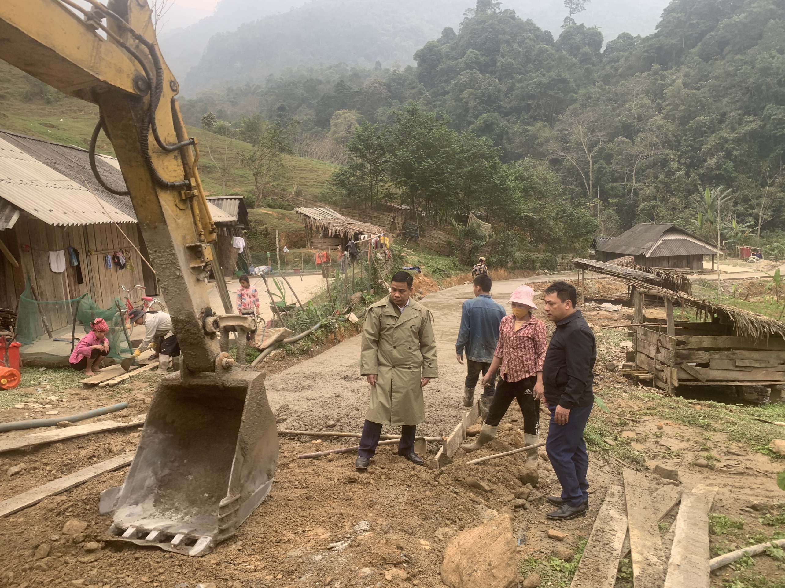 Lãnh đạo xã Linh Hồ kiểm tra tiến độ xây dựng tuyến đường Nặm Thuổm - Lùng Chang