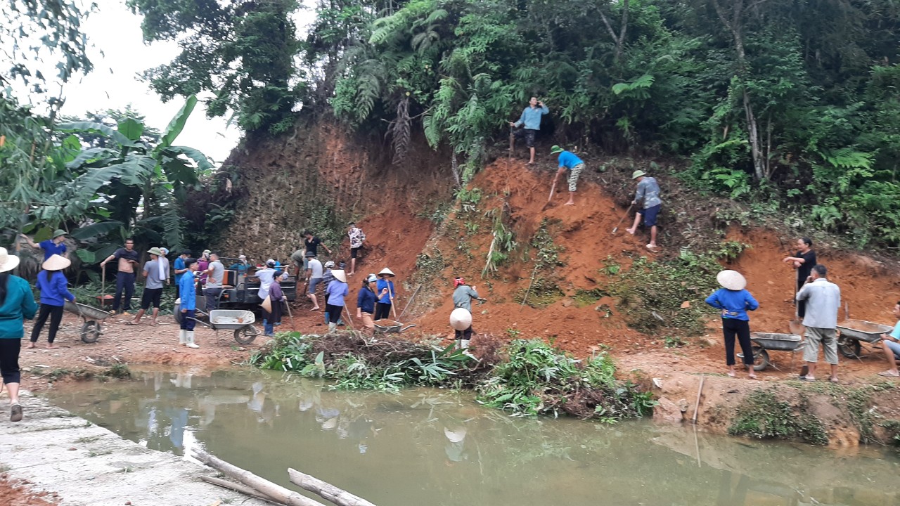 Thôn Nà Diềm tổ chức đắp lề đường bê tông, trồng hoa tuyến Nà Diềm - Bản Lủa