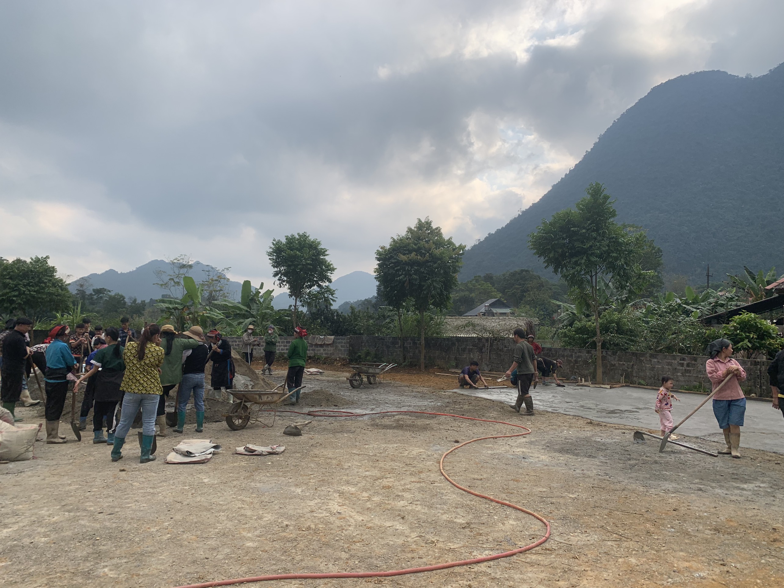 Thôn Nà Pồng tổ chức đổ bê tông Khu thể thao thôn