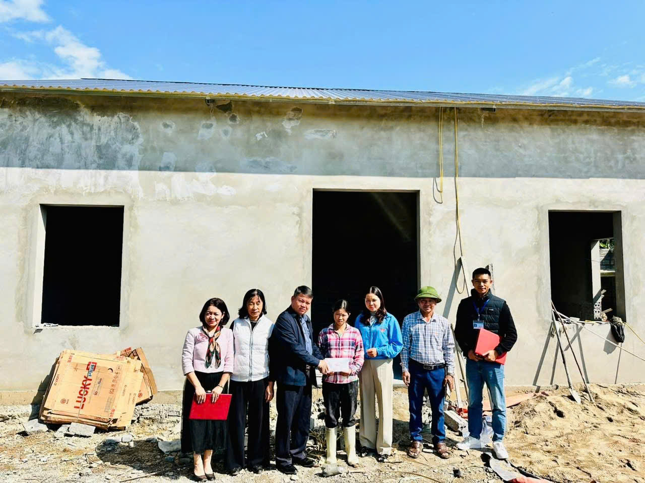 Trao tiền hỗ trợ xây mới nhà, tái định cư cho hộ dân có nhà bị đổ sập, lũ cuốn do bão BUALOI